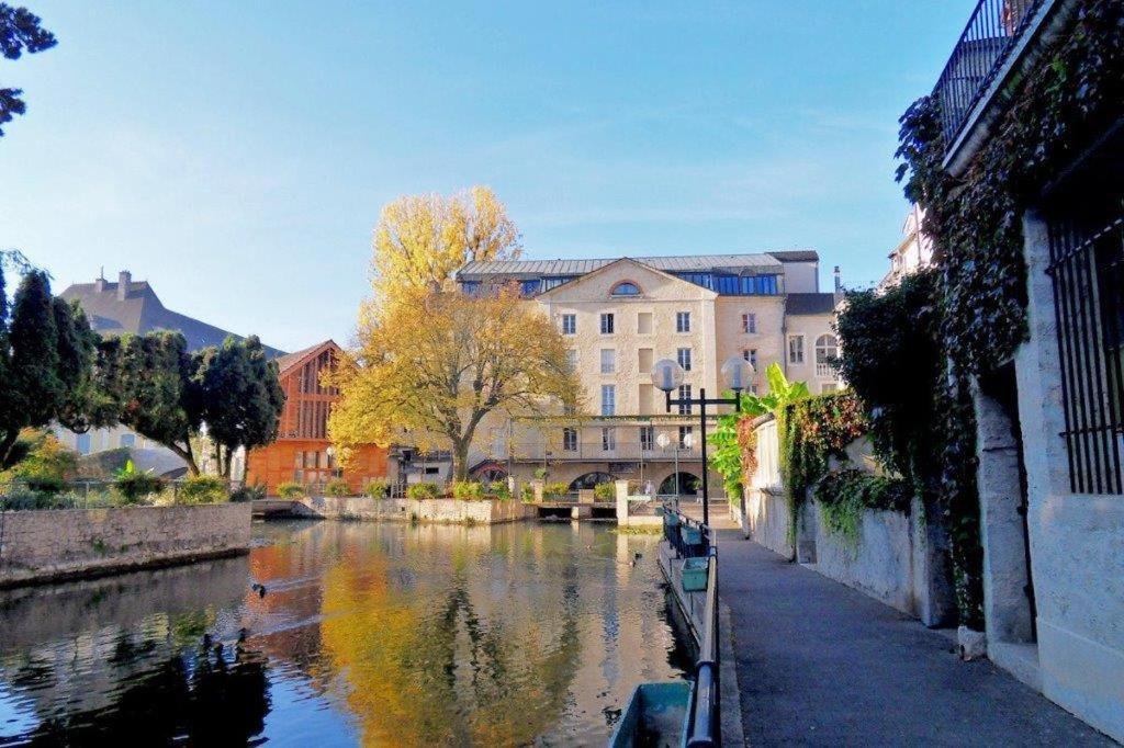 Le Grand Moulin Des Tanneurs B&B Et Love Room Dole Bagian luar foto